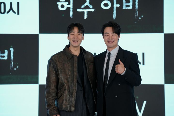 [서울=뉴시스]13일 서울 구로구 더세인트에서 열린 ENA 드라마 '허수아비' 제작발표회에 배우 박해수, 이희준이 참석해 포즈를 취하고 있다. (사진=ENA 제공) 2026.04.16. photo@newsis.com *재판매 및 DB 금지