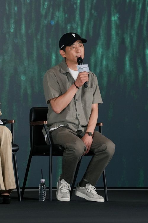 [서울=뉴시스]13일 서울 구로구 더세인트에서 열린 ENA 드라마 '허수아비' 제작발표회에 박준우 감독이 참석해 질의응답을 하고 있다. (사진=ENA 제공) 2026.04.16. photo@newsis.com *재판매 및 DB 금지