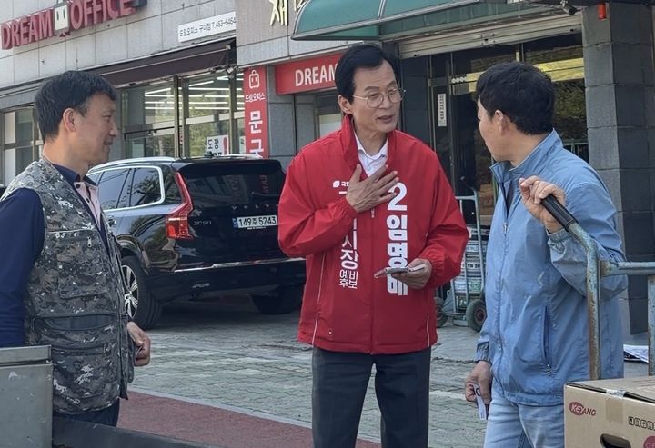 [구미=뉴시스] 임명배 예비후보가 시민들과 만나 애로사항을 청취하고 있다. (사진=임명배 선거사무소 제공) 2026.04.13 photo@newsis.com *재판매 및 DB 금지