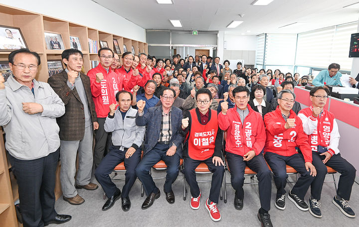 [안동=뉴시스] 이철우 경북지사 예비후보가 13일 영양당협사무소를 방문해 당원들과 기념사진을 찍고 있다. (사진=이철우 후보측 제공) 2026.04.13. photo@newsis.com *재판매 및 DB 금지