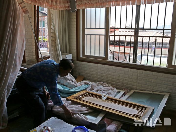 [청주=뉴시스] 서주영 기자 = 김영관씨가 13일 충북 청주시 흥덕구 자택에서 폭발사고 충격으로 침대를 덮친 창호를 만지고 있다. 2026.04.13. juyeong@newsis.com *재판매 및 DB 금지