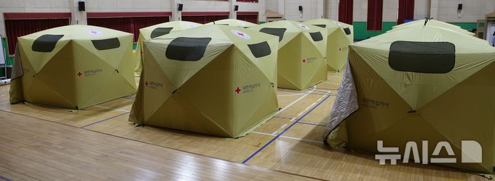 [청주=뉴시스] 13일 충북 청주시 흥덕구 흥덕초등학교 강당에 폭발사고 이재민을 위한 임시쉼터가 마련돼 있다. 2026.03.13. juyeong@newsis.com 