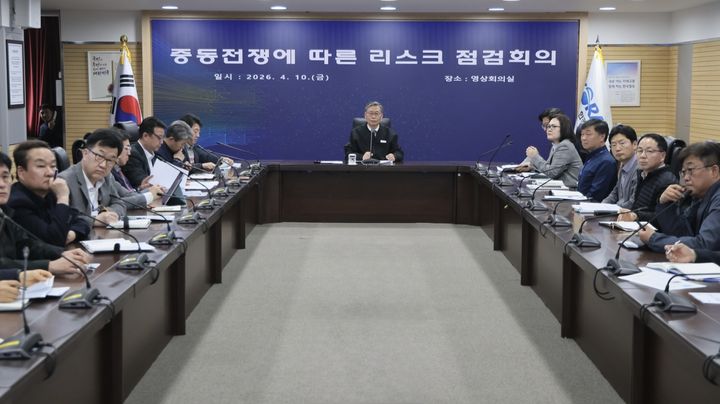 [서울=뉴시스] 김태승 코레일 사장이 지난 10일 오후 서울사옥 영상회의실에서 중동전쟁에 따른 리스크 점검회의를 열고 철도 분야별 에너지 절감 대책 이행상황을 점검하고 있다. 2026.04.13. (사진=코레일 제공) photo@newsis.com *재판매 및 DB 금지