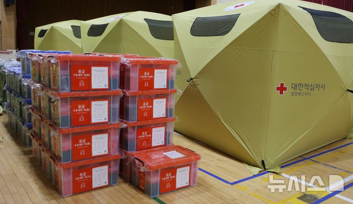[청주=뉴시스] 서주영 기자 = 13일 충북 청주시 흥덕구 흥덕초등학교 강당에 폭발사고 이재민을 위한 응급구호세트와 임시쉼터가 마련돼 있다. 2026.04.13. juyeong@newsis.com 