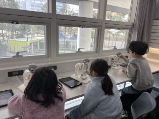 [서울=뉴시스] 앤드센터 로봇 체험. (사진=서울시 제공) 2026.04.14. *재판매 및 DB 금지