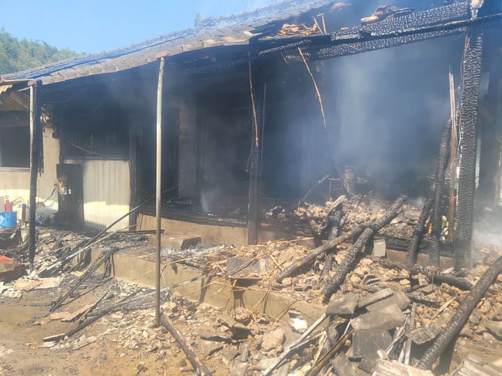 [의령=뉴시스]의령 주택 화재 현장. (사진=경남소방본부 제공) 2026.04.13.photo@newsis.com *재판매 및 DB 금지