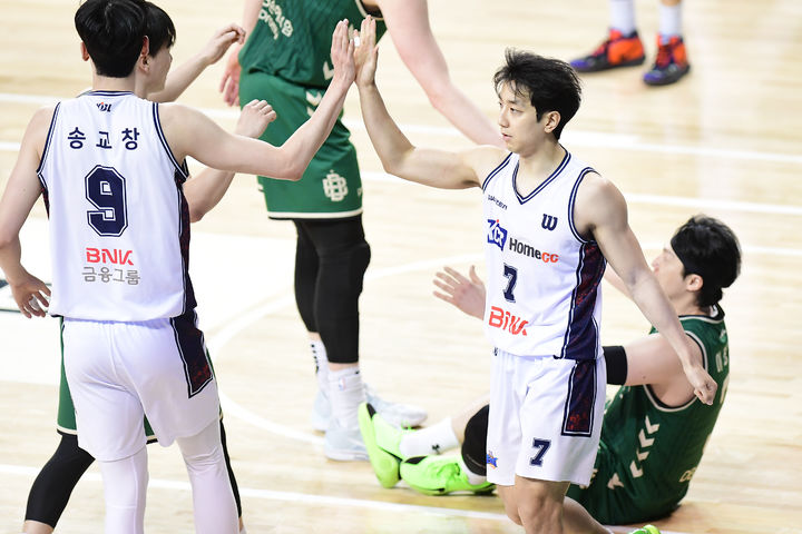 [서울=뉴시스] 프로농구 부산 KCC의 허훈, 송교창. (사진=KBL 제공) 2026.04.13. photo@newsis.com *재판매 및 DB 금지
