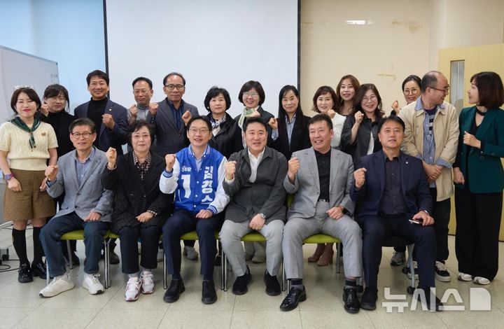 [창원=뉴시스]김경수 더불어민주당 경남도지사 후보가 13일 오후 창원문화원에서 경상남도미술협회 이상현 이사장 등 임원진 및 관계자들과 간담회를 마친 후 기념촬영하고 있다.(사진=김경수 후보 선거사무소 제공) 2026.04.13. photo@newsis.com