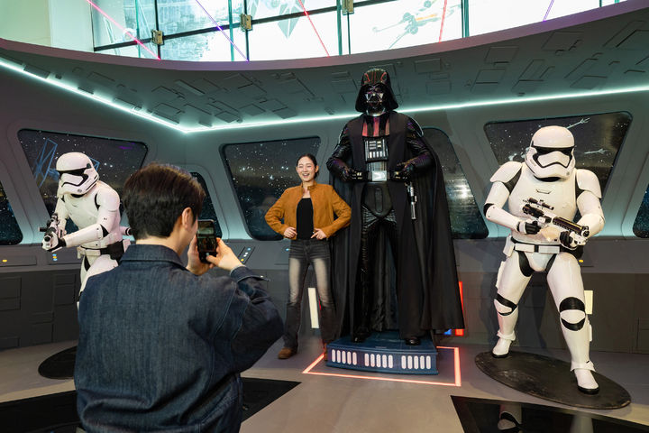 [서울=뉴시스] 롯데월드타워 전망대 서울스카이가 월트디즈니 컴퍼니 코리아와 함께 '스타워즈' 테마의 체험형 공간 'STAR WARS : ABOVE THE GALAXY'를 오픈했다고 13일 밝혔다. 이번 협업은 오는 6월 28일까지 서울스카이를 '스타워즈'의 세계로 향하는 여정이 시작되는 장소처럼 연출해 선보인다. 서울스카이의 전망 공간과 동선에 '스타워즈'에서 영감을 받은 연출 요소를 담아 '스타워즈' 세계관에 온전히 몰입할 수 있도록 했다. (사진=서울스카이 제공) 2026.04.13. photo@newsis.com *재판매 및 DB 금지