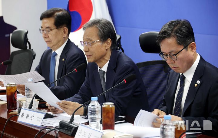 [서울=뉴시스] 조성봉 기자 = 유동수 더불어민주당 중동대응특위 위원장이 13일 오전 서울 여의도 국회에서 열린 중동사태 경제대응특위 제3차 회의에서 발언을 하고 있다. 2026.04.13. suncho21@newsis.com