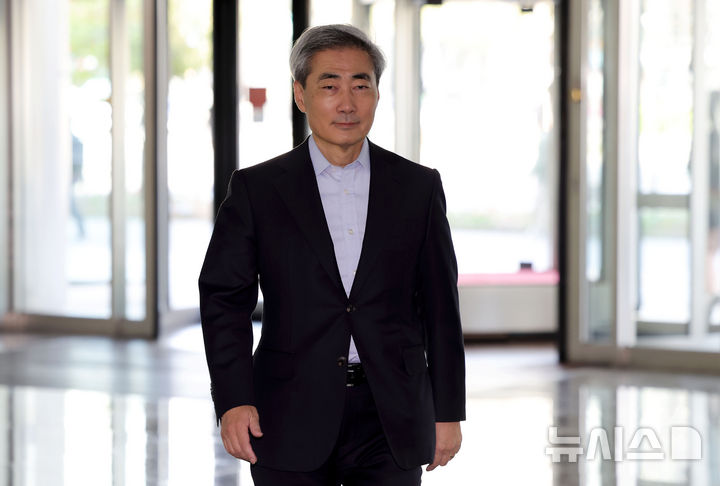 [서울=뉴시스] 홍효식 기자 = 신현송 한국은행 총재 후보자가 13일 오전 서울 중구 한화금융플라자에 마련된 인사 청문회 준비 사무실로 출근하고 있다. 2026.04.13. yesphoto@newis.com