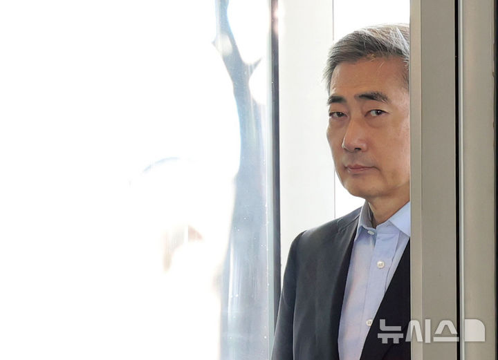 [서울=뉴시스] 홍효식 기자 = 신현송 한국은행 총재 후보자가 13일 오전 서울 중구 한화금융플라자에 마련된 인사 청문회 준비 사무실로 출근하고 있다. 2026.04.13. yesphoto@newis.com