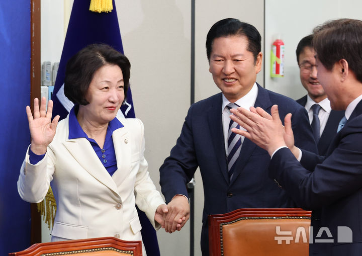 [서울=뉴시스] 김금보 기자 = 추미애 더불어민주당 경기도지사 후보와 정청래 더불어민주당 대표가 13일 오전 서울 여의도 국회에서 열린 환영식에 입장하고 있다. 2026.04.13.kgb@newsis.com