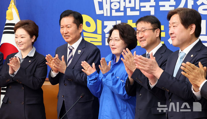 [서울=뉴시스] 김금보 기자 = 추미애 더불어민주당 경기도지사 후보와 정청래 더불어민주당 대표가 13일 오전 서울 여의도 국회에서 열린 환영식에서 기념촬영을 하고 있다. 2026.04.13.kgb@newsis.com