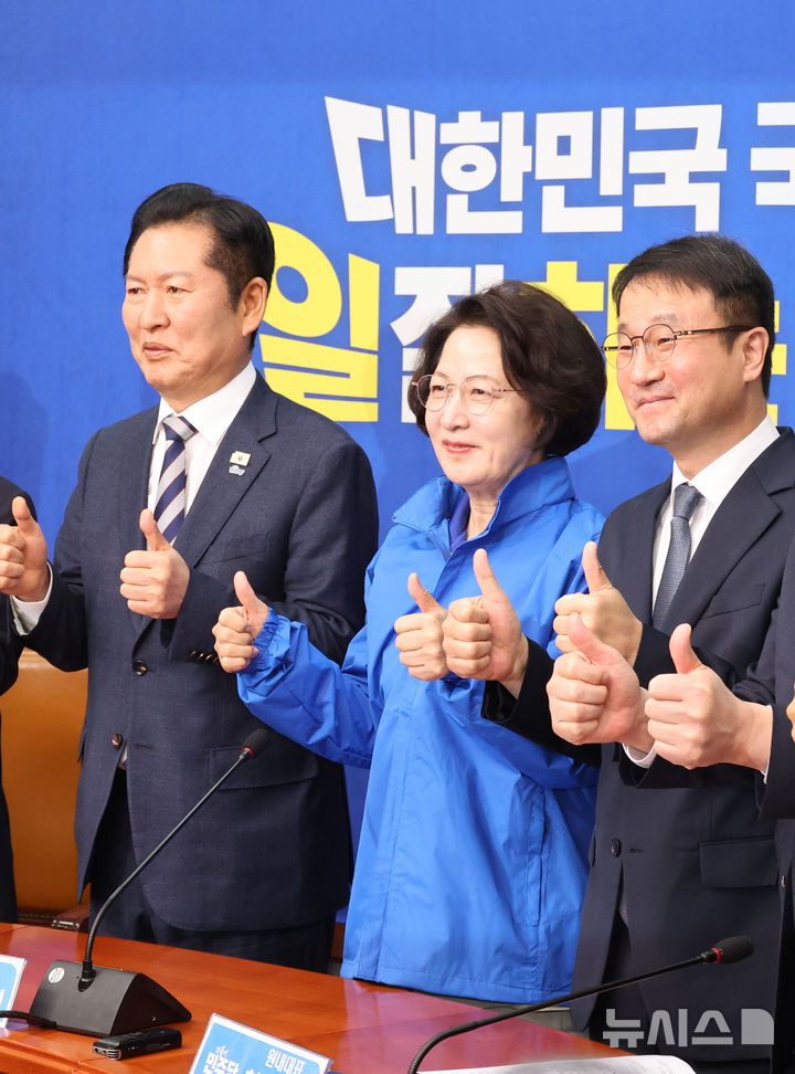 [서울=뉴시스] 김금보 기자 = 추미애 더불어민주당 경기도지사 후보와 정청래 더불어민주당 대표가 13일 오전 서울 여의도 국회에서 열린 환영식에서 기념촬영을 하고 있다. 2026.04.13.kgb@newsis.com