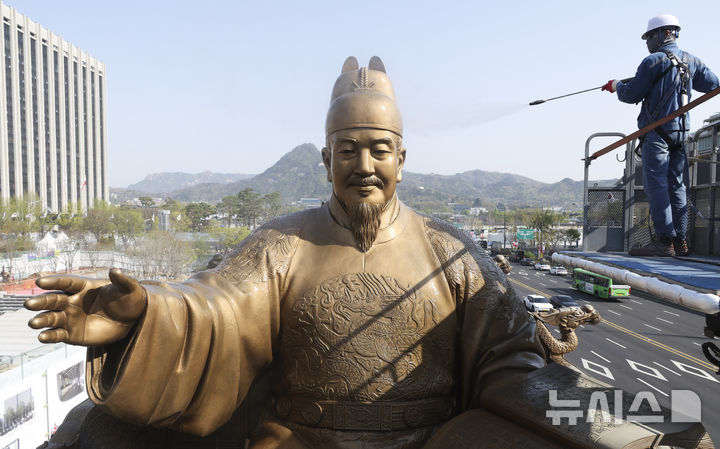 [서울=뉴시스] 권창회 기자 = 완연한 봄날씨가 찾아온 13일 오전 서울 종로구 광화문광장에서 서울시 관계자들이 세종대왕 동상을 세척하고 있다. (공동취재) 2026.04.13. photo@newsis.com