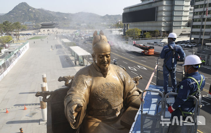 [서울=뉴시스] 권창회 기자 = 완연한 봄날씨가 찾아온 13일 오전 서울 종로구 광화문광장에서 서울시 관계자들이 세종대왕 동상을 세척하고 있다. (공동취재) 2026.04.13. photo@newsis.com