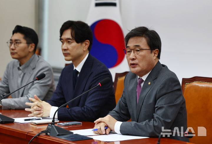 [서울=뉴시스] 김명년 기자 = 김대식 국민의힘 당대표 특보단장이 지난 13일 오전 서울 여의도 국회에서 장동혁 대표 방미 관련한 취재진 질문에 답하고 있다. 2026.04.13. kmn@newsis.com