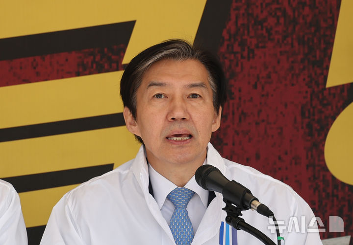 [서울=뉴시스] 김금보 기자 = 조국 조국혁신당 대표가 13일 오전 서울 여의도 국회 본청 앞에 마련된 정치개혁촉구 농성장에서 열린 최고위원회의에서 발언을 하고 있다. 2026.04.13.kgb@newsis.com