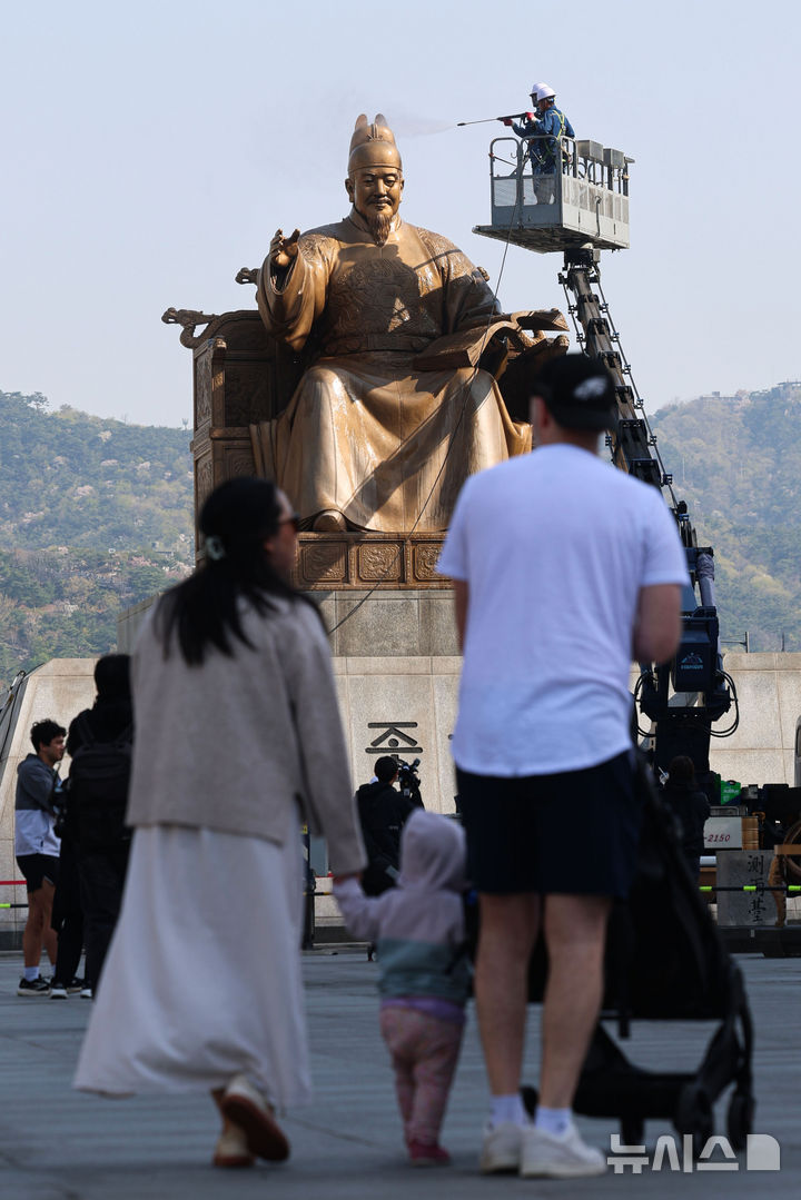 [서울=뉴시스] 권창회 기자 = 완연한 봄날씨가 찾아온 13일 오전 서울 종로구 광화문광장에서 서울시 관계자들이 세종대왕 동상을 세척하고 있다. 2026.04.13. kch0523@newsis.com