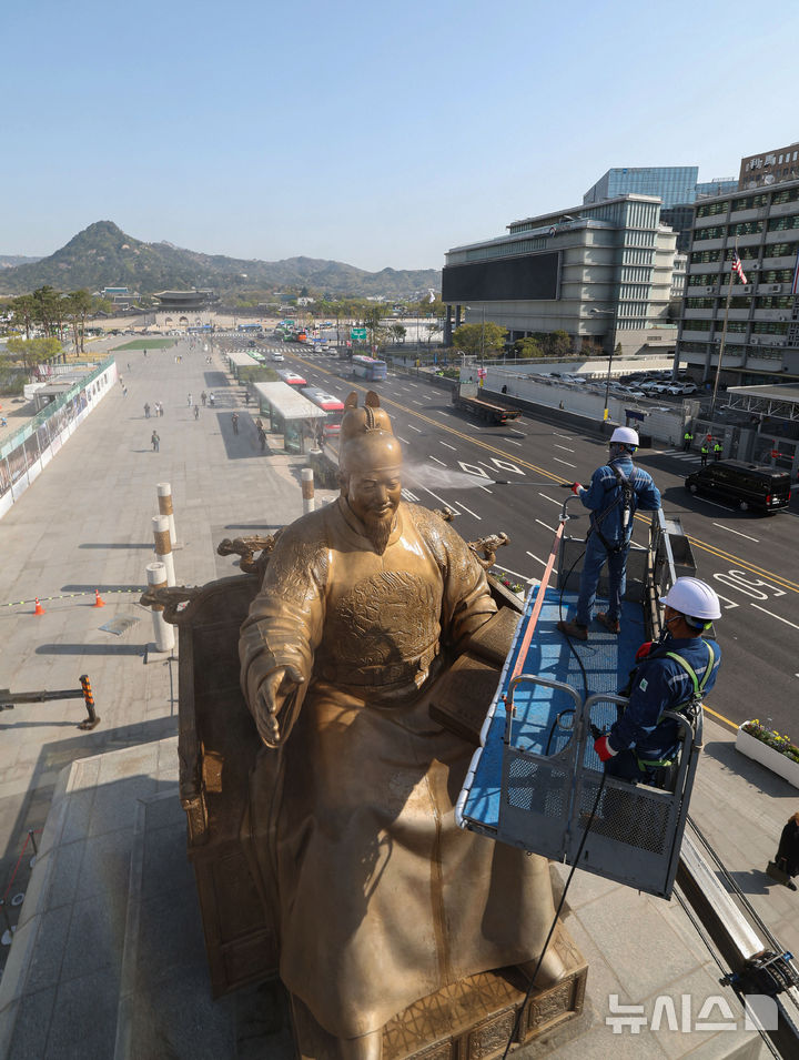 [서울=뉴시스] 권창회 기자 = 완연한 봄날씨가 찾아온 13일 오전 서울 종로구 광화문광장에서 서울시 관계자들이 세종대왕 동상을 세척하고 있다. (공동취재) 2026.04.13. photo@newsis.com