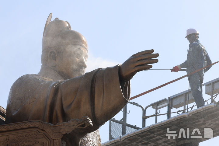 [서울=뉴시스] 권창회 기자 = 완연한 봄날씨가 찾아온 13일 오전 서울 종로구 광화문광장에서 서울시 관계자들이 세종대왕 동상을 세척하고 있다. 2026.04.13. kch0523@newsis.com