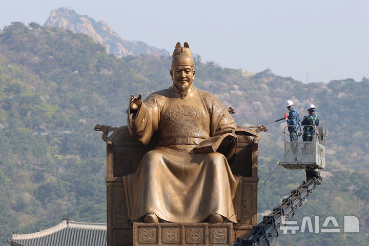 [서울=뉴시스] 권창회 기자 = 완연한 봄날씨가 찾아온 13일 오전 서울 종로구 광화문광장에서 서울시 관계자들이 세종대왕 동상을 세척하고 있다. 2026.04.13. kch0523@newsis.com