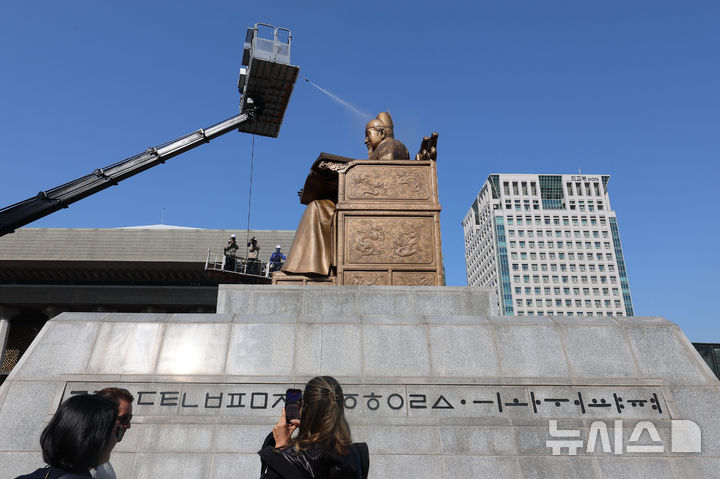 [서울=뉴시스] 권창회 기자 = 완연한 봄날씨가 찾아온 13일 오전 서울 종로구 광화문광장에서 서울시 관계자들이 세종대왕 동상을 세척하고 있다. 2026.04.13. kch0523@newsis.com