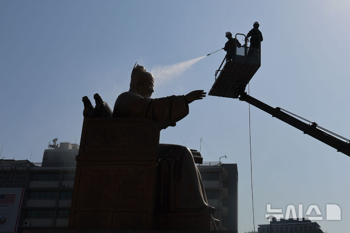 [서울=뉴시스] 권창회 기자 = 완연한 봄날씨가 찾아온 13일 오전 서울 종로구 광화문광장에서 서울시 관계자들이 세종대왕 동상을 세척하고 있다. 2026.04.13. kch0523@newsis.com