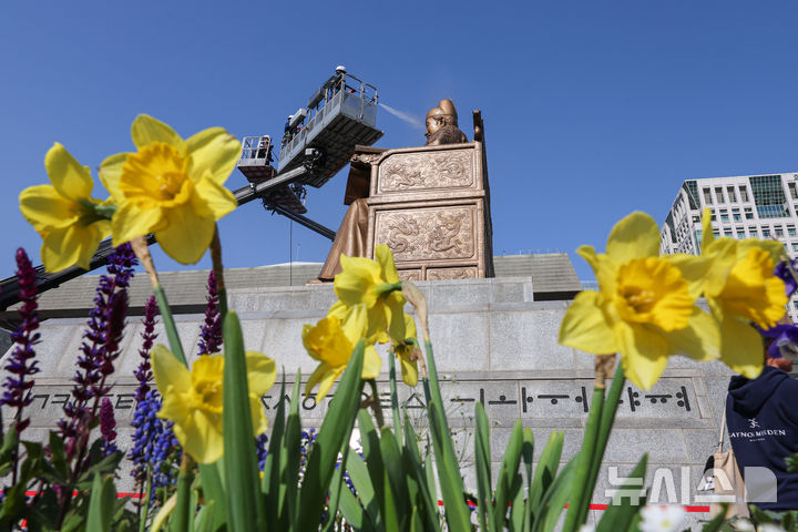 [서울=뉴시스] 권창회 기자 = 완연한 봄날씨가 찾아온 13일 오전 서울 종로구 광화문광장에서 서울시 관계자들이 세종대왕 동상을 세척하고 있다. 2026.04.13. kch0523@newsis.com