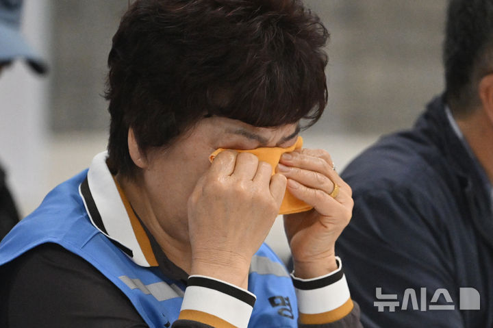 [무안=뉴시스] 이영주 기자 = 12·29제주항공 참사 희생자 유해 재수색 작업이 재개된 13일 오전 전남 무안국제공항에서 참사 유가족이 국무조정실 항공철도사고조사위원회의 유해 재수색 브리핑을 들으며 눈물을 닦고 있다. 2026.04.13. leeyj2578@newsis.com