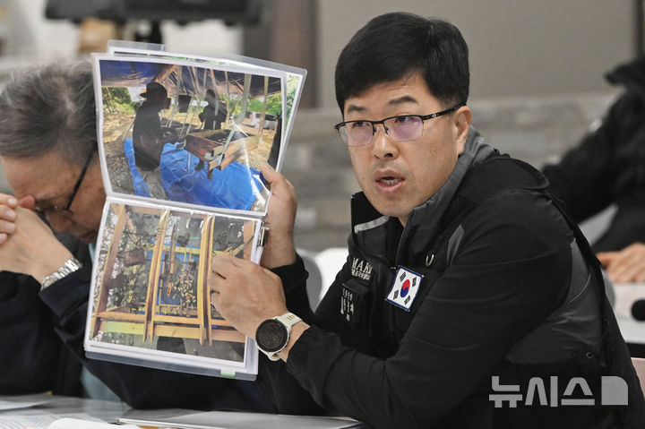 [무안=뉴시스] 이영주 기자 = 12·29제주항공 참사 희생자 유해 재수색 작업이 재개된 13일 오전 전남 무안국제공항에서 국방부 유해발굴단 관계자가 유가족들을 대상으로 희생자 유해 수색·발굴 계획을 설명하고 있다. 2026.04.13. leeyj2578@newsis.com