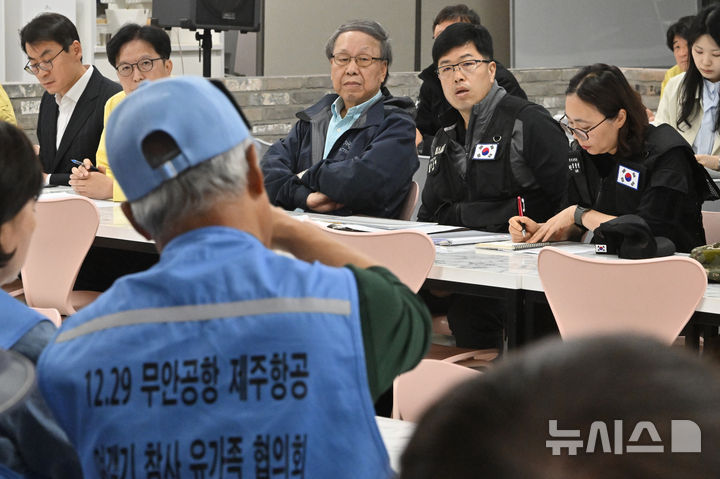 [무안=뉴시스] 이영주 기자 = 12·29제주항공 참사 희생자 유해 재수색 작업이 재개된 13일 오전 전남 무안국제공항에서 국무조정실 항공철도사고조사위원회의 유가족 대상 희생자 유해 재수색·발굴 계획 브리핑이 열리고 있다. 2026.04.13. leeyj2578@newsis.com