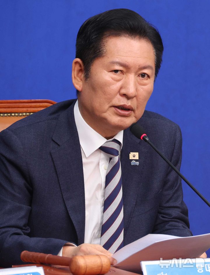 [서울=뉴시스] 조성봉 기자 = 정청래 더불어민주당 대표가 13일 오전 서울 여의도 국회에서 열린 최고위원회의에서 발언을 하고 있다. 2026.04.13. suncho21@newsis.com