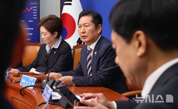 [서울=뉴시스] 조성봉 기자 = 정청래 더불어민주당 대표가 13일 오전 서울 여의도 국회에서 열린 최고위원회의에서 발언을 하고 있다. 2026.04.13. suncho21@newsis.com