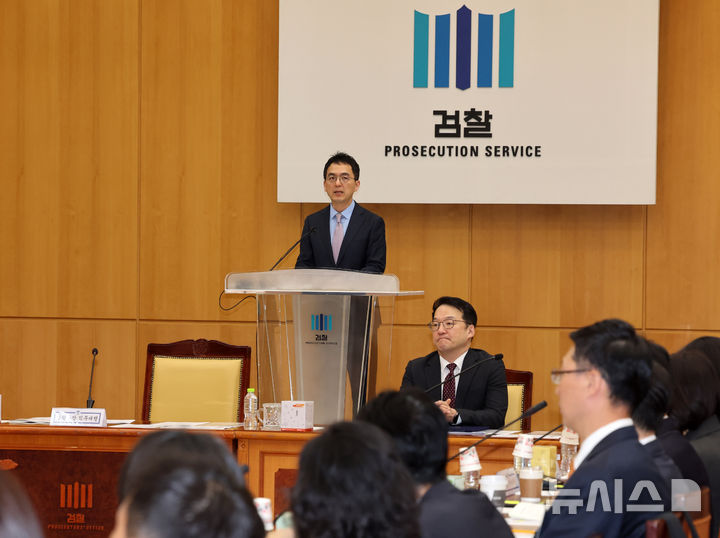 [서울=뉴시스] 배훈식 기자 = 구자현 검찰총장 직무대행(대검찰청 차장검사)이 13일 오전 서울 서초구 대검찰청에서 열린 전국 선거전담 부장검사 회의에서 인사말을 하고 있다. 2026.04.13. dahora83@newsis.com