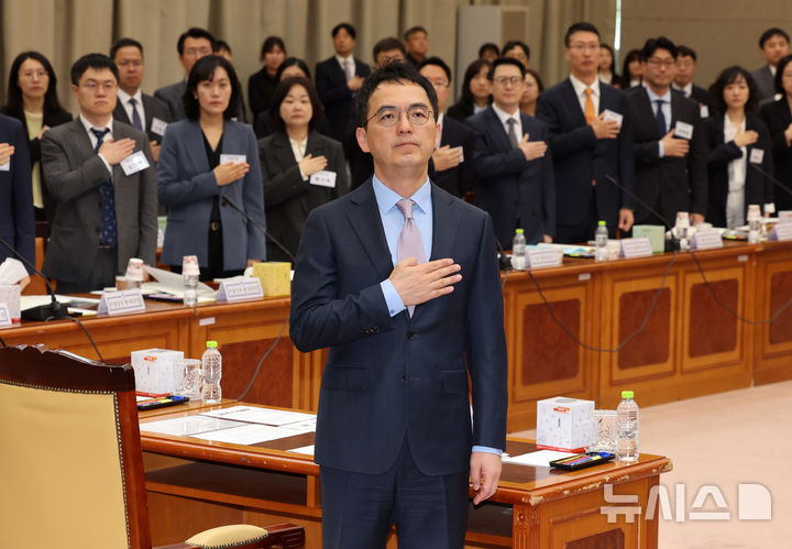 [서울=뉴시스] 배훈식 기자 = 구자현 검찰총장 직무대행(대검찰청 차장검사)이 13일 오전 서울 서초구 대검찰청에서 열린 전국 선거전담 부장검사 회의에서 국민의례를 하고 있다. 2026.04.13. dahora83@newsis.com