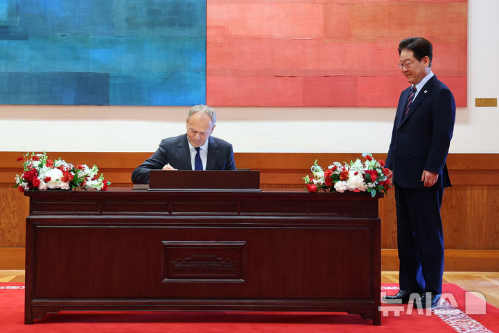 [서울=뉴시스] 고범준 기자 = 도날드 투스크 폴란드 총리가 13일 청와대에서 열린 이재명 대통령과 한-폴란드 정상회담에 앞서 방명록에 서명하고 있다. 2026.04.13. bjko@newsis.com