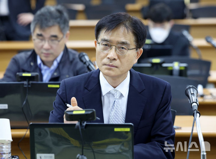 [고양=뉴시스] 김진아 기자 = 13일 경기 고양시 사법연수원에서 열린 2026년도 상반기 전국법관대표회의에서 회의 시작에 앞서 의장 후보인 강동원 서울가정법원 부장판사가 참석해 있다. 2026.04.13. bluesoda@newsis.com