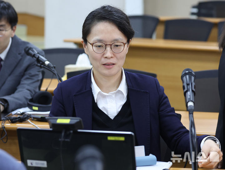 [고양=뉴시스] 김진아 기자 = 13일 경기 고양시 사법연수원에서 열린 2026년도 상반기 전국법관대표회의에서 회의 시작에 앞서 부의장 후보인 조정민 부천지원 부장판사가 참석해 있다. 2026.04.13. bluesoda@newsis.com