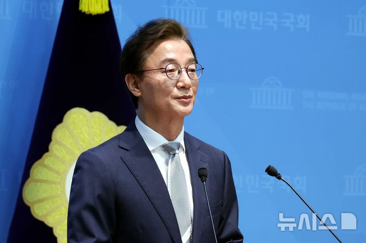 [서울=뉴시스] 조성봉 기자 = 전재수 더불어민주당 부산시장 후보가 13일 오전 서울 여의도 국회 소통관에서 열린 후보 확정 관련 기자회견에서 포부를 밝히고 있다. 2026.04.13. suncho21@newsis.com