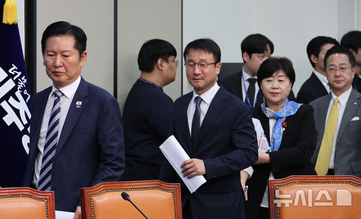 [서울=뉴시스] 김금보 기자 = 더불어민주당 정청래(왼쪽부터) 대표와 한병도 원내대표, 서영교 윤석열 정권 정치검찰 조작기소 의혹 사건 진상규명 국정조사특별위원회 위원장, 박성준 간사가 13일 오전 서울 여의도 국회에서 열린 중간 보고회에 참석하고 있다. 2026.04.13. kgb@newsis.com