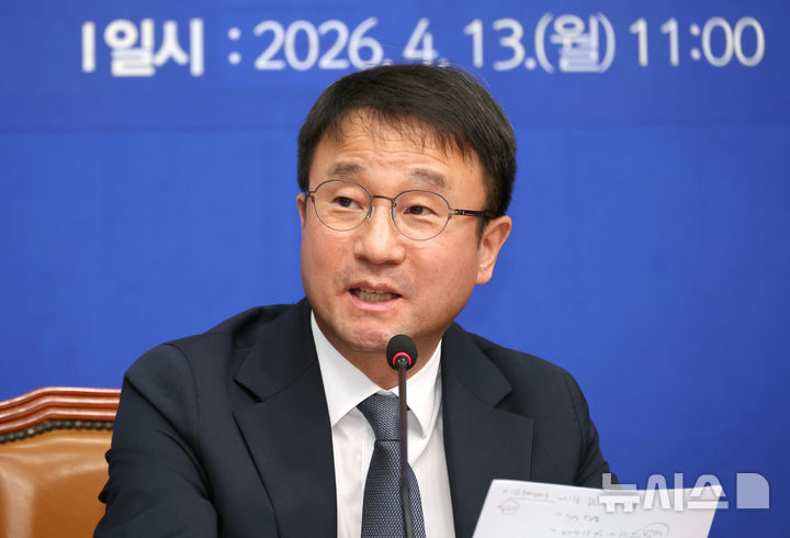 [서울=뉴시스] 김금보 기자 = 한병도 더불어민주당 원내대표가 13일 오전 서울 여의도 국회에서 열린 윤석열 정권 정치검찰 조작기소 의혹 사건 진상규명 국정조사특별위원회 중간 보고회에서 발언을 하고 있다. 2026.04.13. kgb@newsis.com