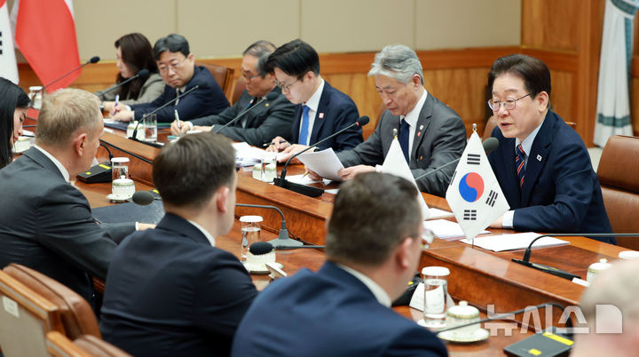 [서울=뉴시스] 고범준 기자 = 이재명 대통령이 13일 청와대에서 열린 한-폴란드 정상회담에서 발언하고 있다. 2026.04.13. bjko@newsis.com