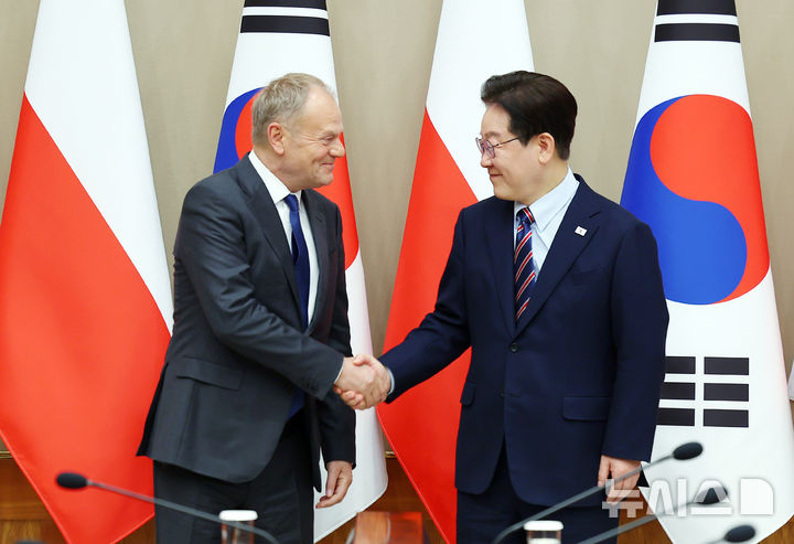 [서울=뉴시스] 고범준 기자 = 이재명 대통령과 도날드 투스크 폴란드 총리가 13일 청와대에서 열린 한-폴란드 정상회담에서 악수하고 있다. 2026.04.13. bjko@newsis.com