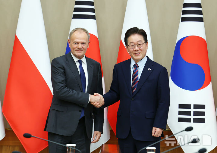 [서울=뉴시스] 고범준 기자 = 이재명 대통령과 도날드 투스크 폴란드 총리가 13일 청와대에서 열린 한-폴란드 정상회담에서 기념촬영을 하고 있다. 2026.04.13. bjko@newsis.com