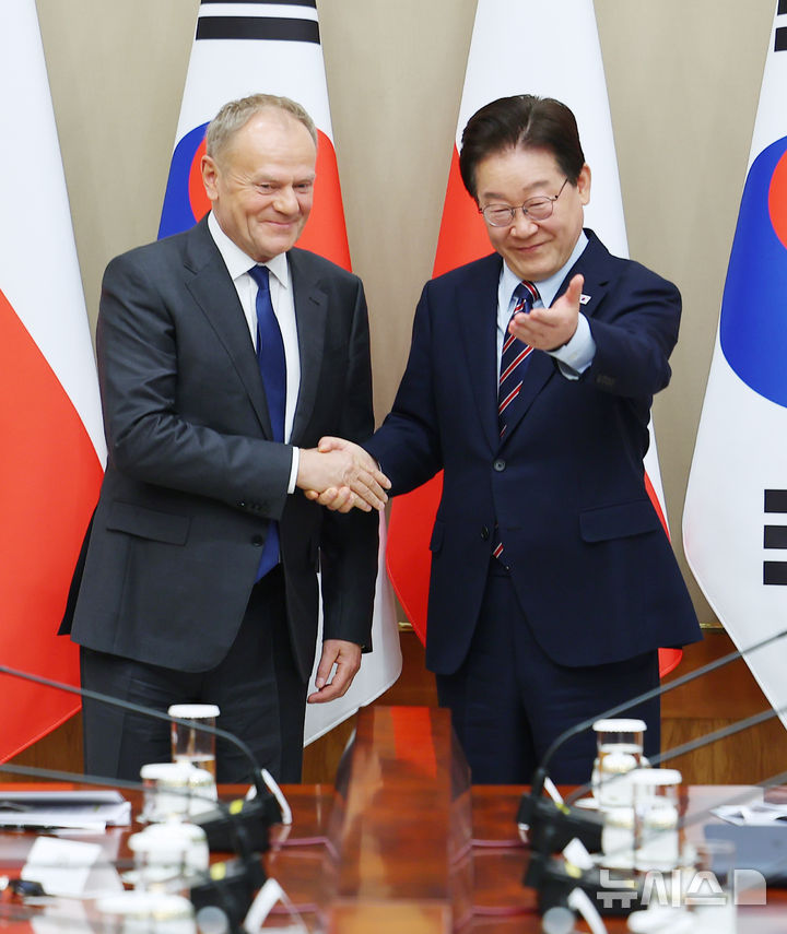 [서울=뉴시스] 고범준 기자 = 이재명 대통령과 도날드 투스크 폴란드 총리가 13일 청와대에서 열린 한-폴란드 정상회담에서 기념촬영을 마친 뒤 자리 안내를 하고 있다. 2026.04.13. bjko@newsis.com