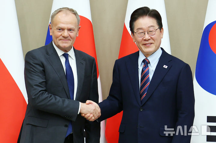 [서울=뉴시스] 고범준 기자 = 이재명 대통령과 도날드 투스크 폴란드 총리가 13일 청와대에서 열린 한-폴란드 정상회담에서 기념촬영을 하고 있다. 2026.04.13. bjko@newsis.com