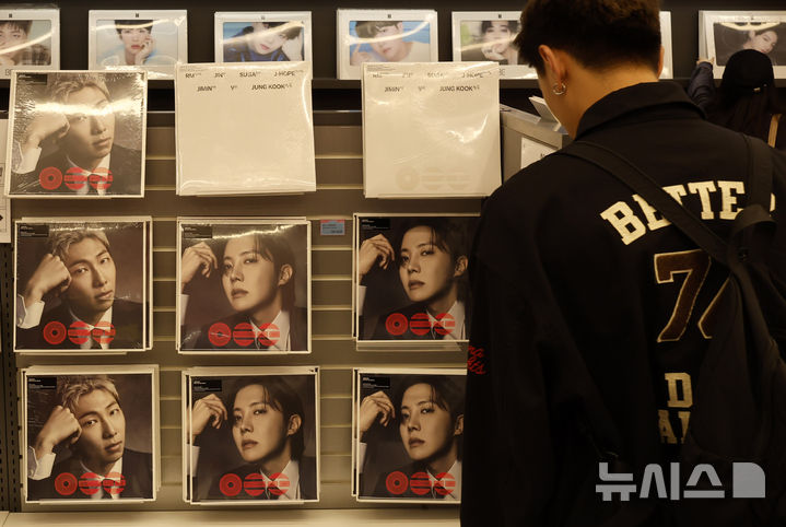 [서울=뉴시스] 김혜진 기자 = 13일 서울 중구 명동 케이메카 명동본점에서 외국인 관광객들이 BTS 앨범 등 굿즈를 살펴보고 있다.&nbsp; 그룹 '방탄소년단'(BTS)은 정규 5집 '아리랑(arirang)'으로 3주 연속 미국 빌보드 메인 앨범차트 '빌보드 200' 1위를 차지했다. 12일(현지 시간) 빌보드 홈페이지에 게재된 차트 예고 기사에 따르면, 방탄소년단이 3년9개월 만에 발매한 완전체 앨범인 '아리랑'이 9일 자로 끝난 주간에 미국에서 12만4000 유닛(루미네이트 기준)을 기록하며 18일자 '빌보드 200' 정상에 올랐다. 2026.04.13. jini@newsis.com