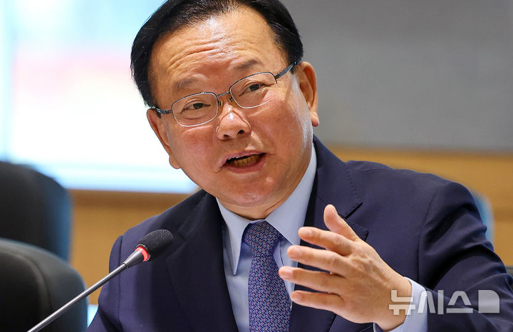 [대구=뉴시스] 이무열 기자 = 김부겸 더불어민주당 대구시장 예비후보가 13일 대구 달성군 대성하이텍에서 열린 대구 중소기업 정책과제집 전달식 및 현장간담회에서 인사말을 하고 있다. 2026.04.13. lmy@newsis.com